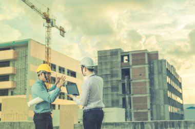 Gülümseyen genç mimar veya Oluşturucusu'nda kask ile mühendislik 