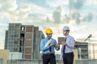 Gülümseyen genç mimar veya Oluşturucusu'nda kask ile mühendislik 