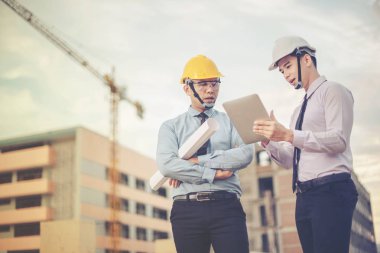 Gülümseyen genç mimar veya Oluşturucusu'nda kask ile mühendislik 