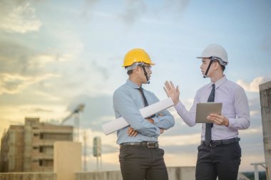 Gülümseyen genç mimar veya Oluşturucusu'nda kask ile mühendislik 