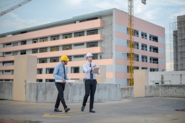 Gülümseyen genç mimar veya Oluşturucusu'nda kask ile mühendislik 
