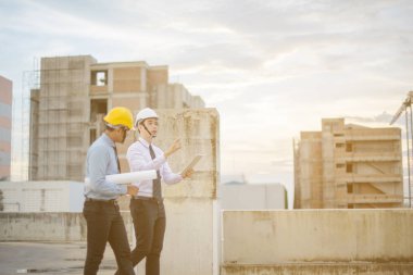 Gülümseyen genç mimar veya Oluşturucusu'nda kask ile mühendislik 