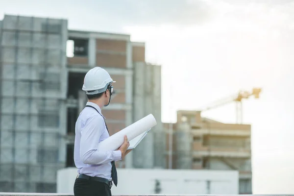 Jeune architecte souriant ou constructeur d'ingénierie en casque dur avec — Photo