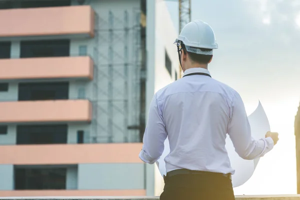 Jeune architecte souriant ou constructeur d'ingénierie en casque dur avec — Photo