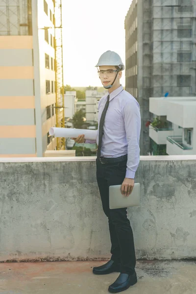 Glimlachend jonge architect of engineering bouwer in harde hoed met — Stockfoto
