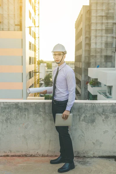 Gülümseyen genç mimar veya Oluşturucusu'nda kask ile mühendislik 