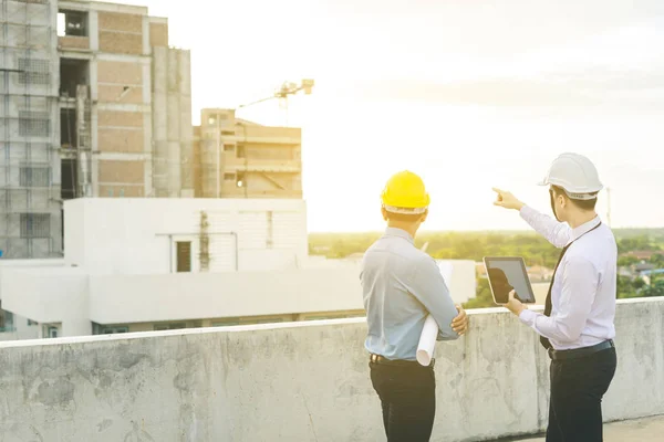 Sonriente joven arquitecto o constructor de ingeniería en casco duro con — Foto de Stock