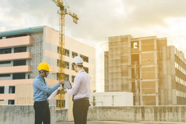 Gülümseyen genç mimar veya Oluşturucusu'nda kask ile mühendislik 