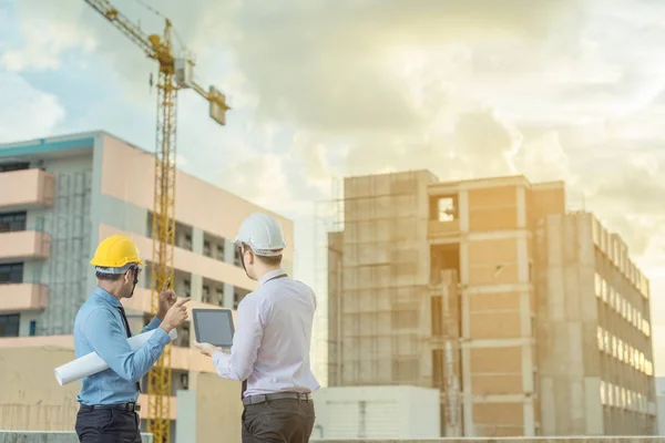 Jeune architecte souriant ou constructeur d'ingénierie en casque dur avec — Photo