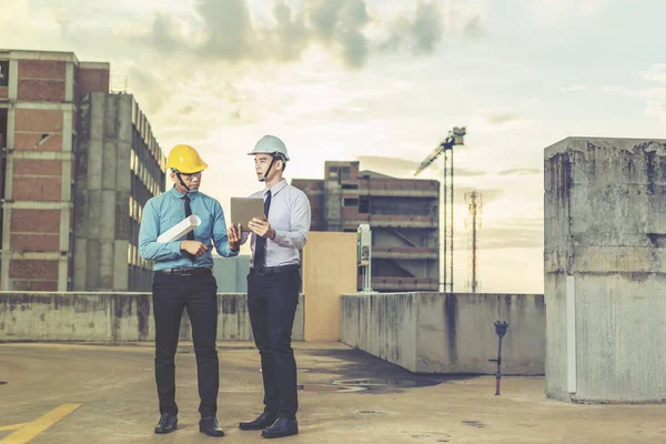 Gülümseyen genç mimar veya Oluşturucusu'nda kask ile mühendislik 