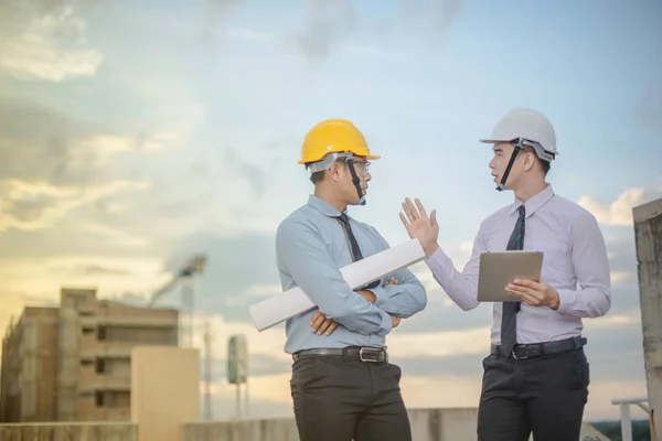 Gülümseyen genç mimar veya Oluşturucusu'nda kask ile mühendislik 