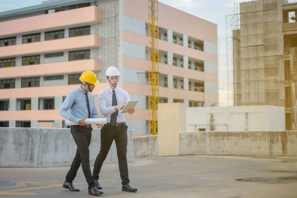 Gülümseyen genç mimar veya Oluşturucusu'nda kask ile mühendislik 