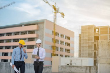 Gülümseyen genç mimar veya Oluşturucusu'nda kask ile mühendislik 