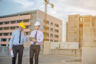 Gülümseyen genç mimar veya Oluşturucusu'nda kask ile mühendislik 