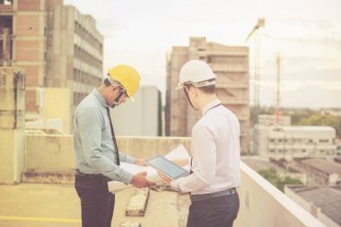 Gülümseyen genç mimar veya Oluşturucusu'nda kask ile mühendislik 