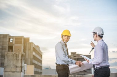 Gülümseyen genç mimar veya Oluşturucusu'nda kask ile mühendislik 