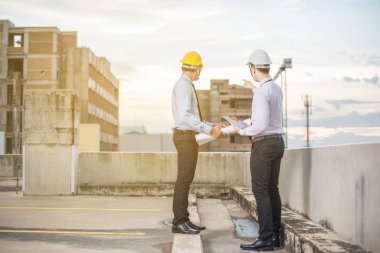 Gülümseyen genç mimar veya Oluşturucusu'nda kask ile mühendislik 