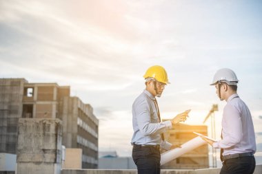 Gülümseyen genç mimar veya Oluşturucusu'nda kask ile mühendislik 