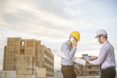 Gülümseyen genç mimar veya Oluşturucusu'nda kask ile mühendislik 