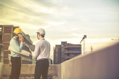 Gülümseyen genç mimar veya Oluşturucusu'nda kask ile mühendislik 