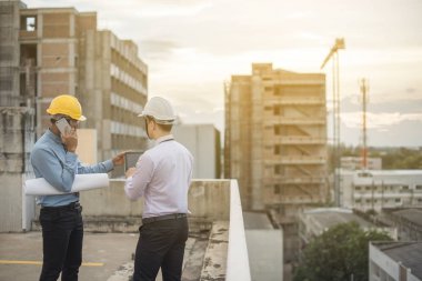 Gülümseyen genç mimar veya Oluşturucusu'nda kask ile mühendislik 