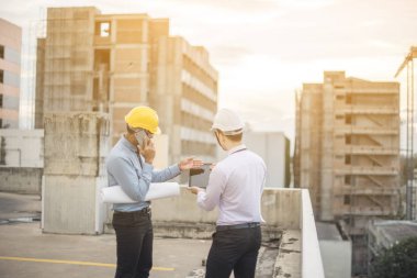 Gülümseyen genç mimar veya Oluşturucusu'nda kask ile mühendislik 