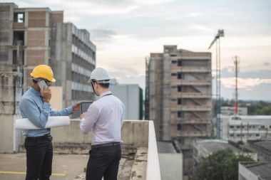 Gülümseyen genç mimar veya Oluşturucusu'nda kask ile mühendislik 