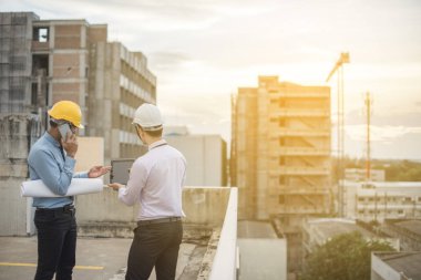 Gülümseyen genç mimar veya Oluşturucusu'nda kask ile mühendislik 