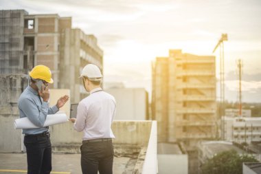 Gülümseyen genç mimar veya Oluşturucusu'nda kask ile mühendislik 