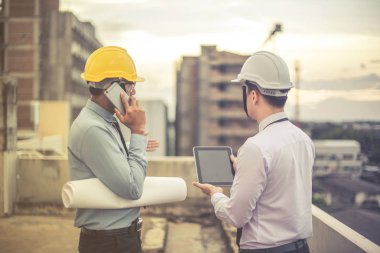 Gülümseyen genç mimar veya Oluşturucusu'nda kask ile mühendislik 