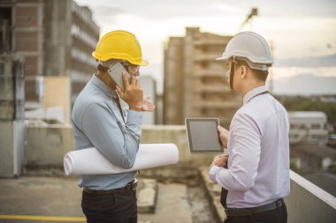 Gülümseyen genç mimar veya Oluşturucusu'nda kask ile mühendislik 
