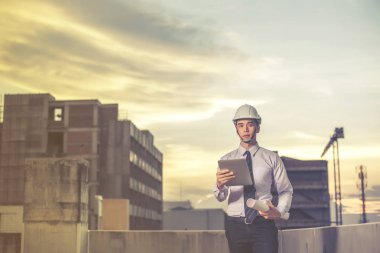 Gülümseyen genç mimar veya Oluşturucusu'nda kask ile mühendislik 