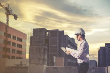 Gülümseyen genç mimar veya Oluşturucusu'nda kask ile mühendislik 