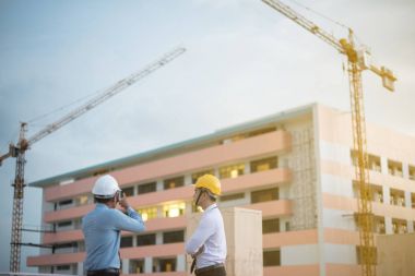Gülümseyen genç mimar veya Oluşturucusu'nda kask ile mühendislik 
