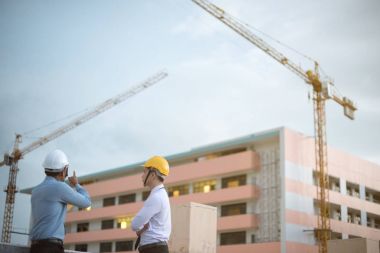 Gülümseyen genç mimar veya Oluşturucusu'nda kask ile mühendislik 
