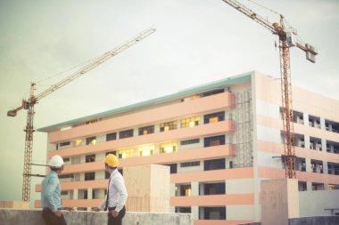 Gülümseyen genç mimar veya Oluşturucusu'nda kask ile mühendislik 