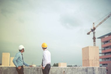 Gülümseyen genç mimar veya Oluşturucusu'nda kask ile mühendislik 