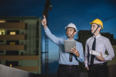 Gülümseyen genç mimar veya Oluşturucusu'nda kask ile mühendislik 