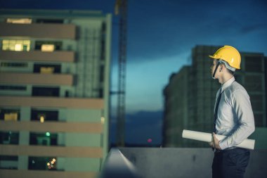 Gülümseyen genç mimar veya Oluşturucusu'nda kask ile mühendislik 