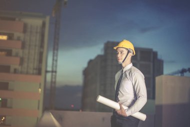 Gülümseyen genç mimar veya Oluşturucusu'nda kask ile mühendislik 