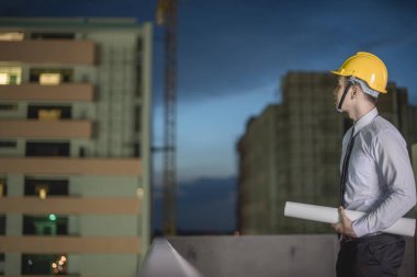 Gülümseyen genç mimar veya Oluşturucusu'nda kask ile mühendislik 