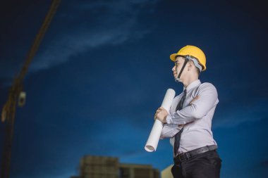 Gülümseyen genç mimar veya Oluşturucusu'nda kask ile mühendislik 