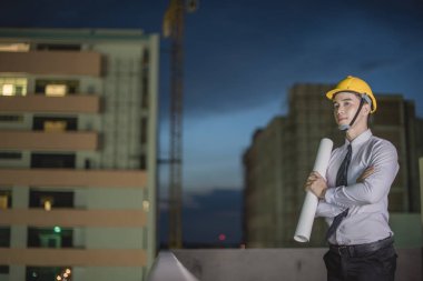 Gülümseyen genç mimar veya Oluşturucusu'nda kask ile mühendislik 