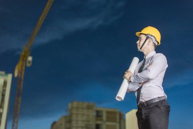 Gülümseyen genç mimar veya Oluşturucusu'nda kask ile mühendislik 