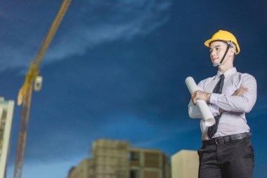 Gülümseyen genç mimar veya Oluşturucusu'nda kask ile mühendislik 