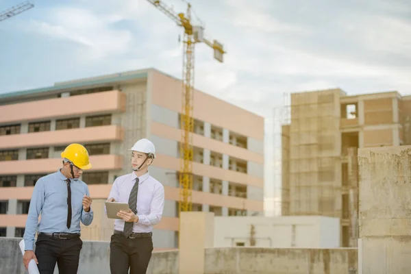 Glimlachend jonge architect of engineering bouwer in harde hoed met — Stockfoto