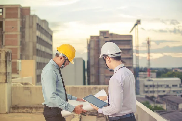 Glimlachend jonge architect of engineering bouwer in harde hoed met — Stockfoto