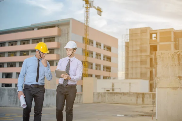 Gülümseyen genç mimar veya Oluşturucusu'nda kask ile mühendislik 