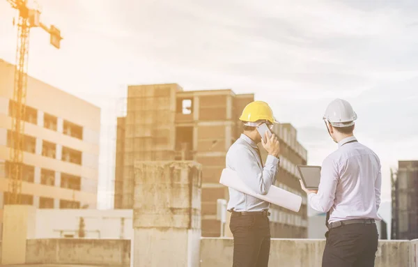 Jeune architecte souriant ou constructeur d'ingénierie en casque dur avec — Photo