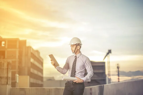 Jeune architecte souriant ou constructeur d'ingénierie en casque dur avec — Photo